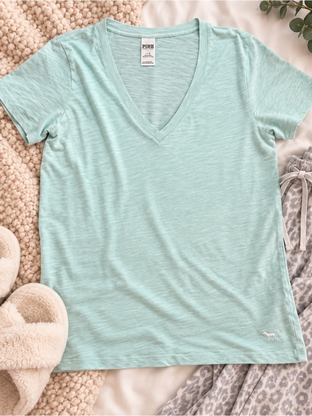 PINK Victoria’s Secret Mint Green V-Neck Essential Tee Dog Logo Size Large